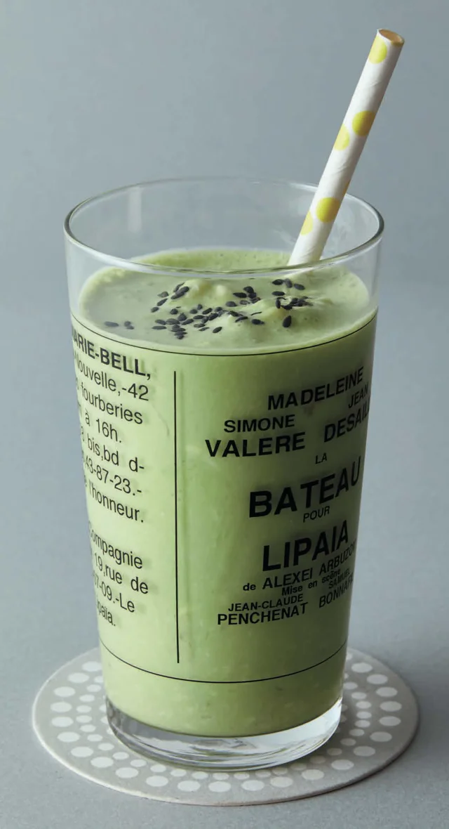 抹茶アイスとクリチは相性抜群！ 黒ごまトッピングで和の装い「抹茶チーズシェイク」