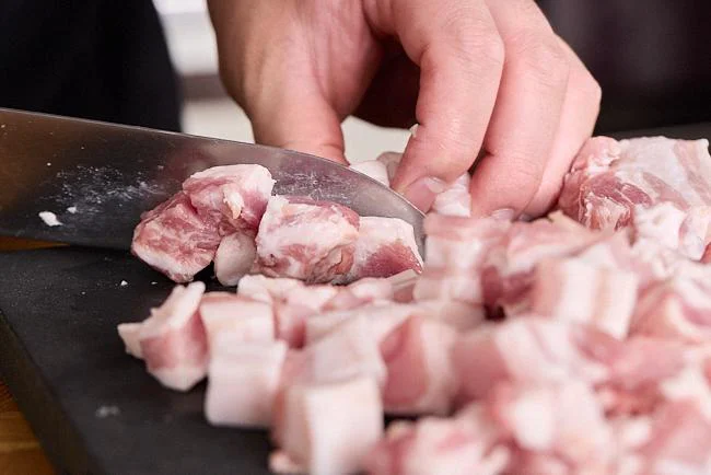 豚バラ肉は1〜2cm角に切る