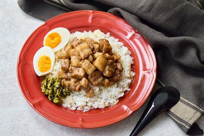 炊飯器ルーロー飯は、炊飯器に入れたらあとはスイッチを押すだけ！