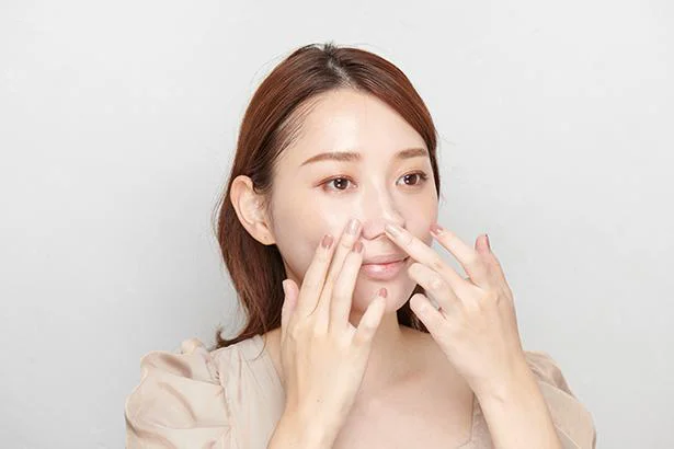 【簡単メイク直しでお疲れ顔が復活!プロセスを画像で見る(2/9)】清潔な手で毛穴の油分をなじませる