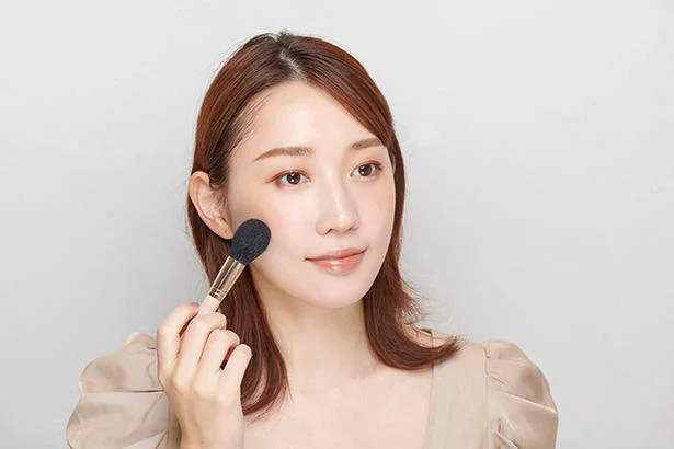 【簡単メイク直しでお疲れ顔が復活!プロセスを画像で見る(6/9)】チークを入れて血色感をアップ