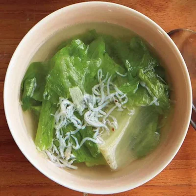 しらすを炒めてうまみを引き出して「レタスとしらすのスープ」／しらすを使った料理画像（7/20）