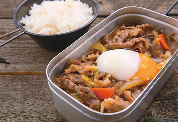 とろーり温泉卵がたまらん！「ただ入れるだけ雑すき焼き」【リロ氏の限界キャンプ飯】（1）