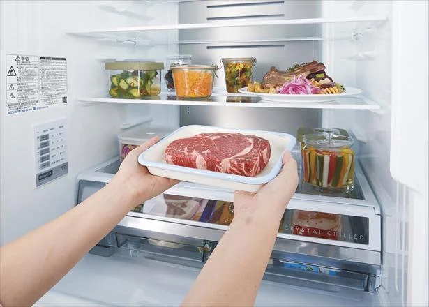 チルドモードにした 「うるおい冷蔵室」なら、大きなお肉も余裕で置けます