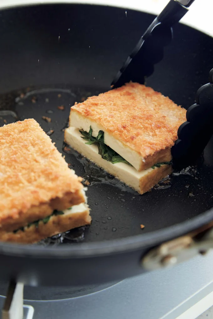 油大さじ2を熱したフライパンで、パン粉の面からこんがり焼き上げる。