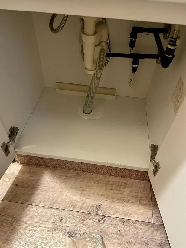 配管もあり、真四角では使えない洗面台の下