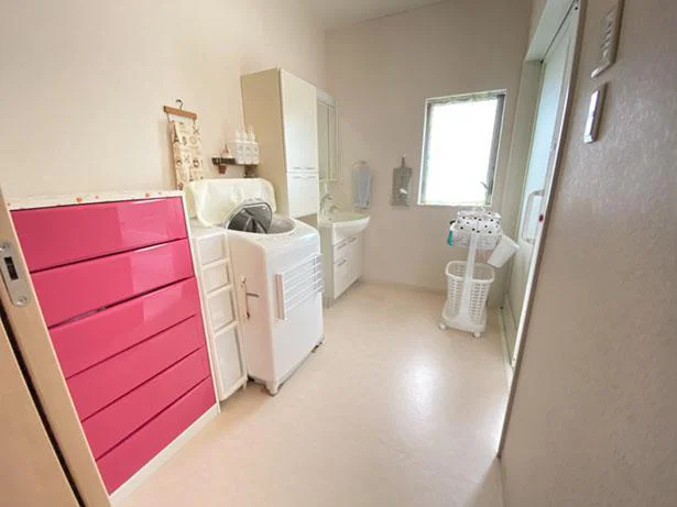 洗面所のピンクのチェストには、入浴後の着替えや下着などを。