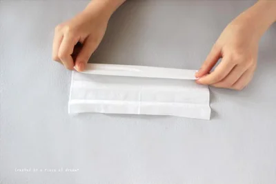 ティッシュを前後に蛇腹に折ります