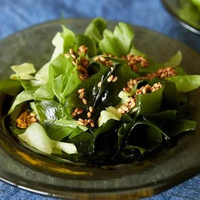 【画像を見る】ごま油の風味で食が進む！「サラダ菜とわかめの中華あえ」