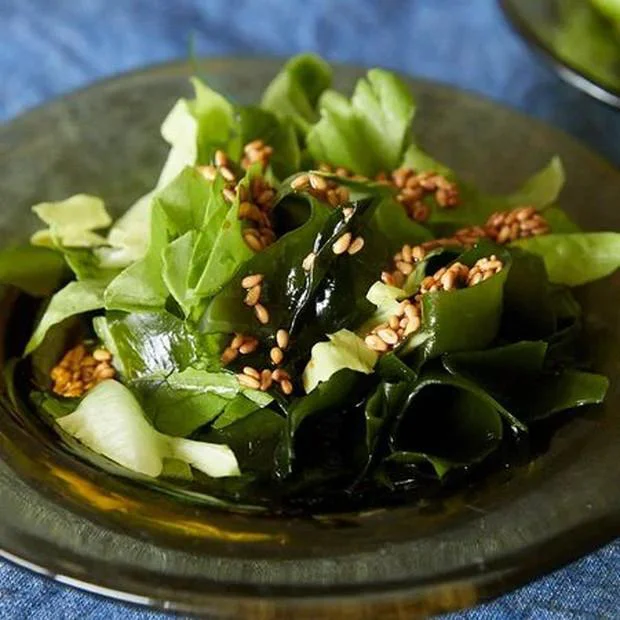 【画像を見る】ごま油の風味で食が進む!「サラダ菜とわかめの中華あえ」