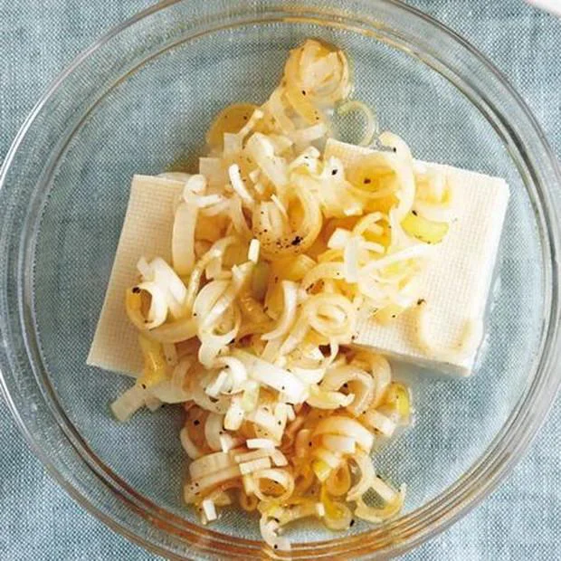 ねぎだれはためらわずにたっぷりのせて!「ラー油ねぎやっこ」/冷ややっこのアレンジレシピ(2/ 30)