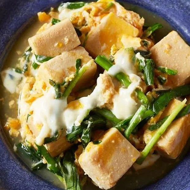 やさしい甘辛煮汁で煮て「高野豆腐とにらの卵とじ」/買い置き食材+卵のレシピ(4/ 30)