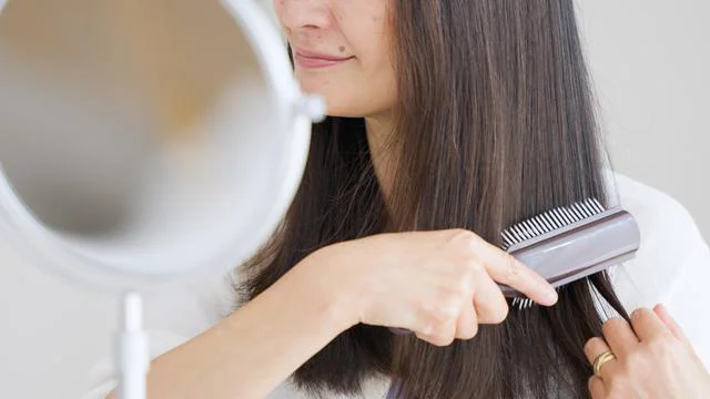 シャンプーが泡立たないのは髪が汚れている証拠!? 「正しいブラッシング」が美髪への近道だった