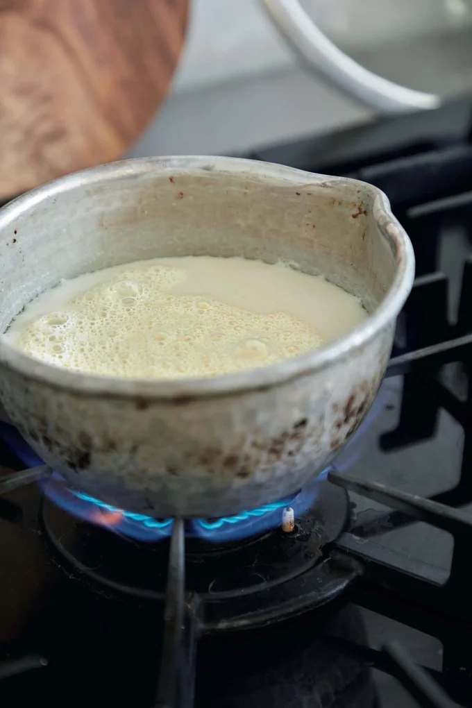 豆乳は煮立つ直前に火を止める。