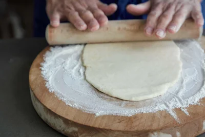 まな板に打ち粉適量をふり、めん棒でのばす。