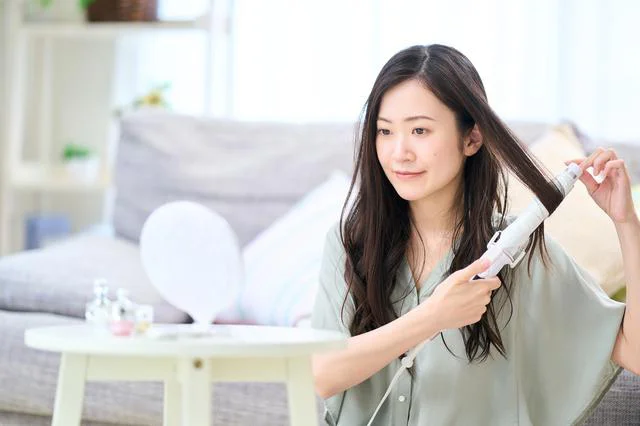 正しく使ってダメージ軽減！ ヘアアイロンによるパサパサはトリートメントで防いで／髪の悩みが消える！1分ヘア革命