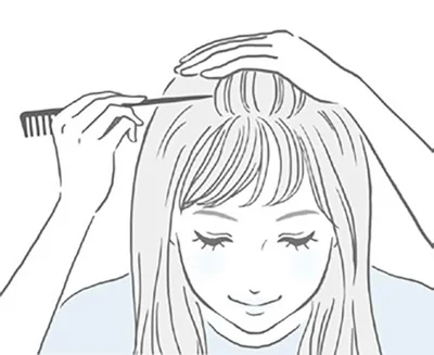 頭頂部の髪をコームで後ろへとかし、前髪から3cmくらい後ろで横に髪を分け取る
