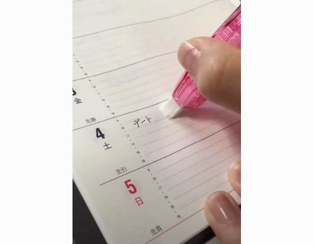 実はこうやると簡単!その他のライフハックの決定的瞬間の画像/修正テープを剥がす方法(間違えた!)
