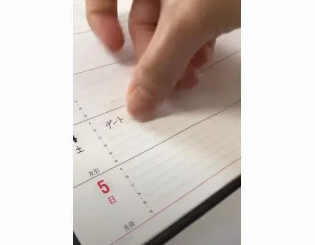 実はこうやると簡単!その他のライフハックの決定的瞬間の画像/修正テープを剥がす方法(修正テープの剥がしたい部分にセロハンテープを貼る)