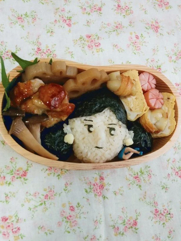 フチる姿でお馴染みのOLがお弁当の真ん中にドーンといる、レア光景！【キャラ弁】