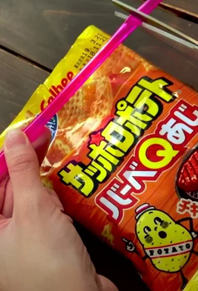 ストローをお菓子袋の幅に合わせてカットする 