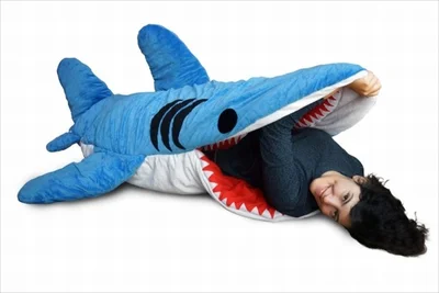 サメに食べられながら楽しく眠れる？　ホラーでかわいい「サメの寝袋」