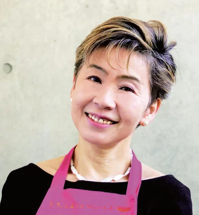  小田真規子さん：料理研究家。雑誌や広告、企業の商品・レシピ開発などでも活躍。誰にでも簡単＆確実においしくできる料理の提案に定評がある。