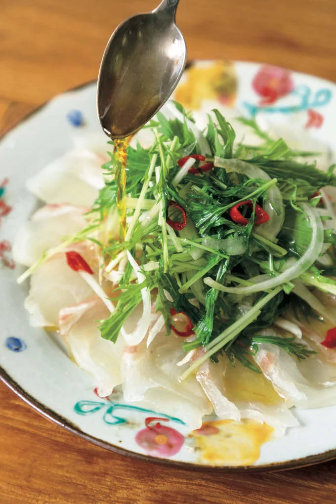 刺し身に熱々に熱したごま油をかければ、お店で食べるようなリッチな味わいに変身！／カルパッチョ(1/30)