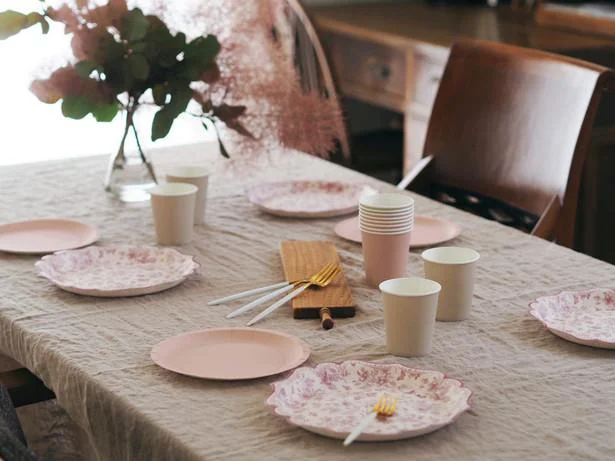 花柄と色付きの紙皿&紙コップを使ったテーブルコーディネート