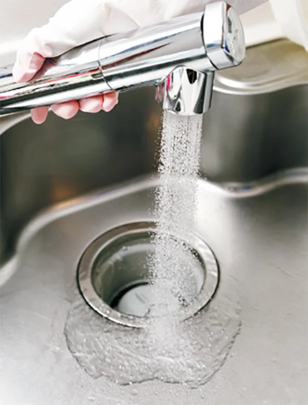 【B】パターンの方はコチラ!STEP 1 排水口の周りに湯を流す