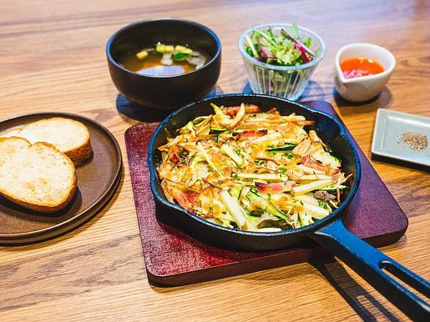 【提供メニューを画像で見る(1/3)】「王弟殿下と転移者メイドのひみつの夜食」(不屈の匙)より『じゃがいもとアンチョビのガレット』