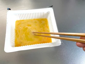 豆腐のプラスチック容器を料理中のボール代わりに