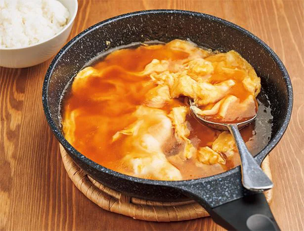 フライパンで食卓にど～ん！ 「卵だけ天津飯」／少ない材料で作る！ウマすぎる時短おかず（6）