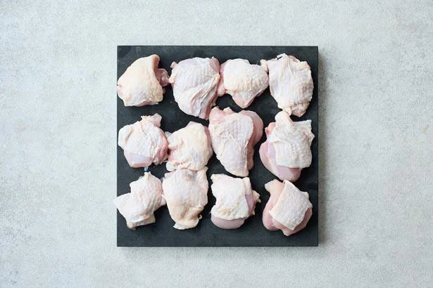 鶏もも肉を4等分に切る