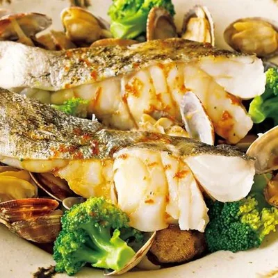 【画像を見る】にんにくじょうゆで箸が進む！「魚介とブロッコリーの中華蒸し」