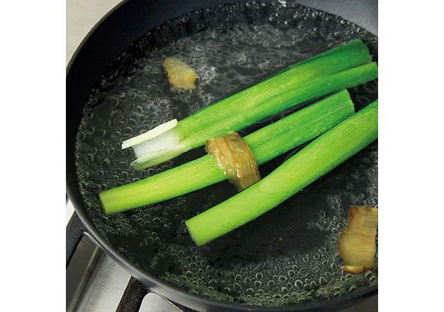 酒や香味野菜を湯に加え、豚肉の臭みを抑える！