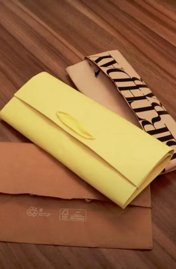 紙袋をコンパクトに収納する方法