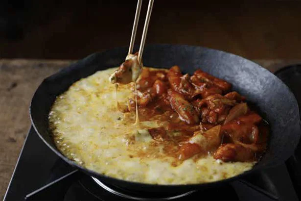 ピリ辛チキン×チーズが最高! フライパンで「チーズタッカルビ」／韓国料理でひとりごはん