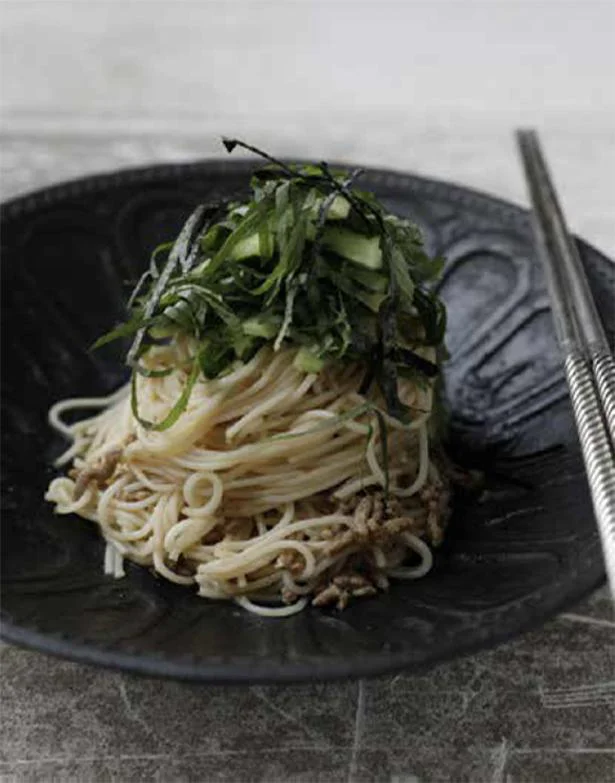 豚そぼろをそうめんにからめ、酢じょうゆだれでさっぱりと「しょうゆビビン麺」