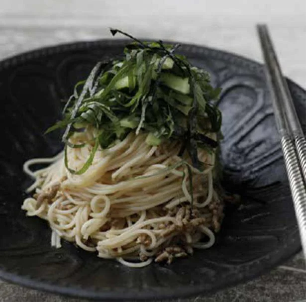 豚そぼろをそうめんにからめ、酢じょうゆだれでさっぱりと「しょうゆビビン麺」