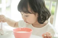 箸とスプーンの一気使い、指でツンツン、４歳娘の食べ遊びが止まりません【小川先生の子育てよろず相談室】