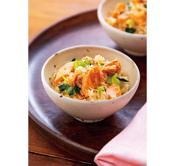 炊飯前のひと手間でぐーんと旨味アップ「香ばし焼き鮭の炊き込みごはん」