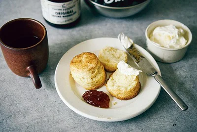 バターの風味が豊かで、層になった生地がしっかりと膨らんだ伝統的なスコーン