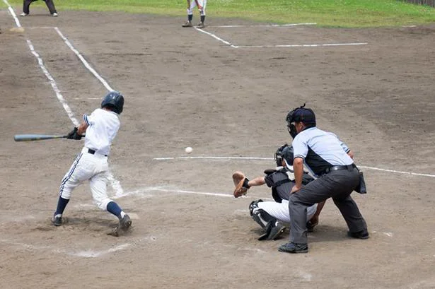 野球の始球式で打者が空振りをする理由