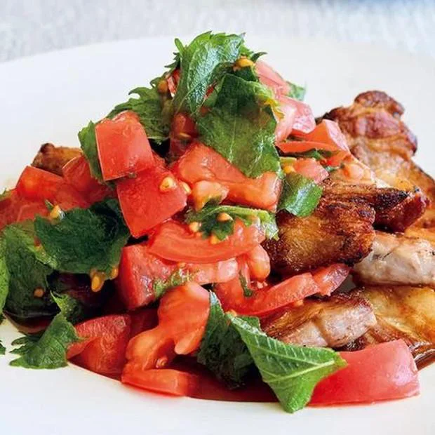 【画像を見る】肉料理をさっぱり味わう!「豚バラのカリカリ焼き 青じそトマトがけ」
