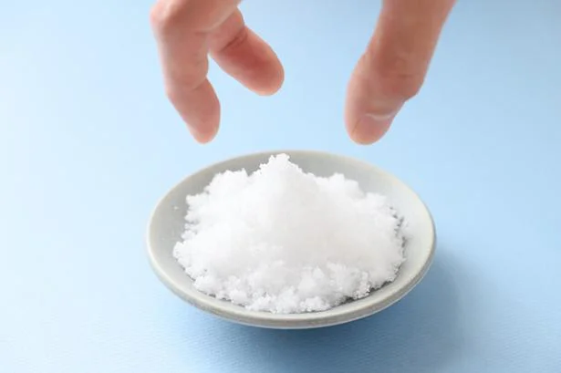調味料の分量を表す「ひとつまみ」「少々」。どの指でつまんでる？／大人の教養 博識雑学2000（73）