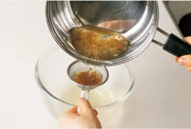 煮立たせた湯（水2カップ程度）に、かつお節を1/2カップ分入れて火を止めます