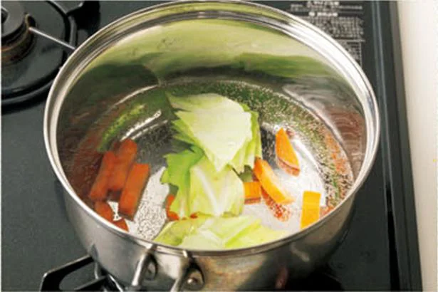 切った野菜と水を加熱する