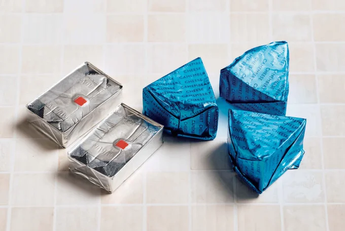 チーズは種類を問わず冷凍可。小分け包装のまま冷凍用保存袋に入れて冷凍を。