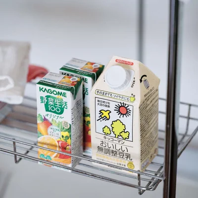 未開封の豆乳は1カ月〜半年、紙パックジュースは約3カ月、常温で保存可能。
